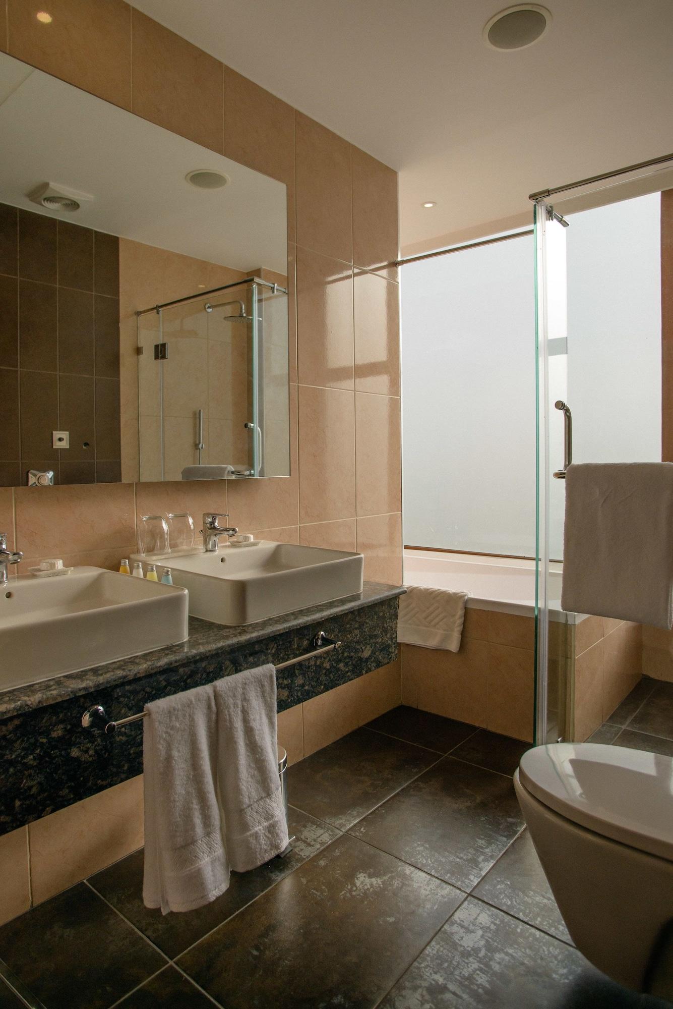 The Concord Hotel & Suites Nairobi Zewnętrze zdjęcie A bathroom with a shower enclosure