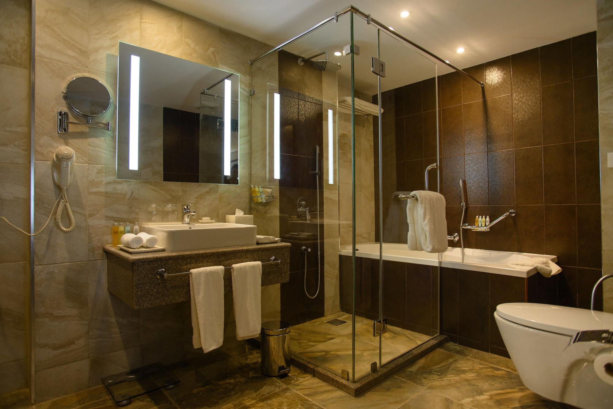 The Concord Hotel & Suites Nairobi Zewnętrze zdjęcie A bathroom with a shower cubicle