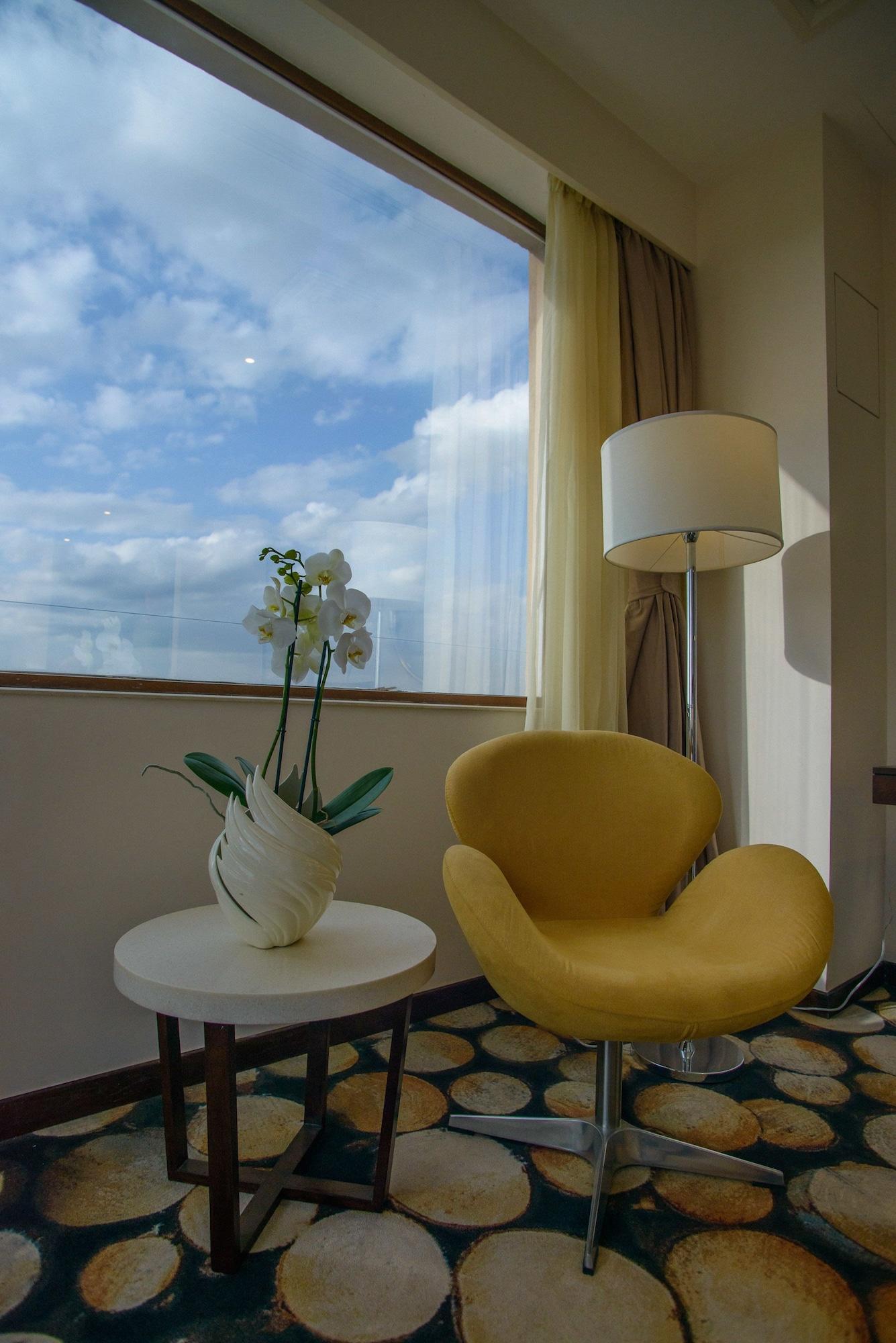 The Concord Hotel & Suites Nairobi Zewnętrze zdjęcie A floor lamp