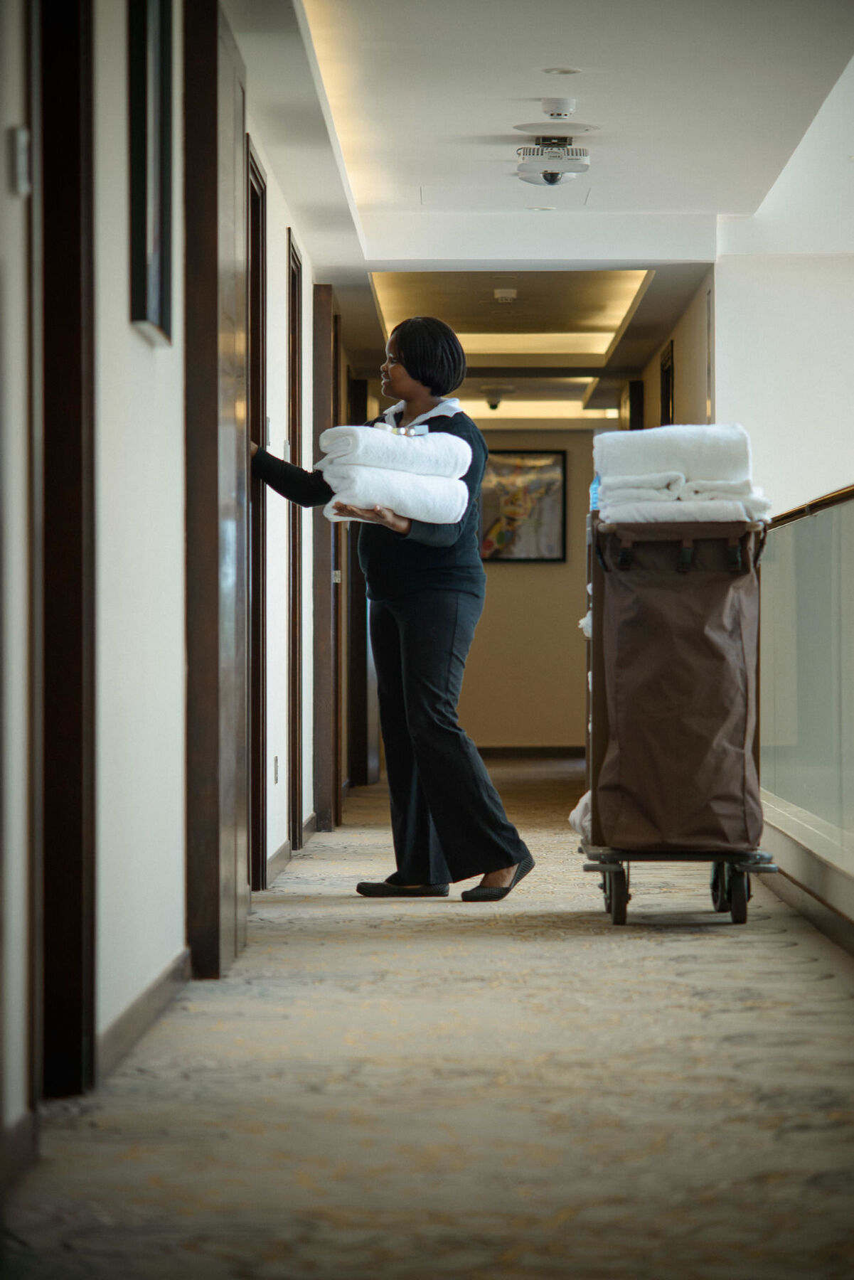 The Concord Hotel & Suites Nairobi Zewnętrze zdjęcie A chambermaid delivering clean towels to a guest room